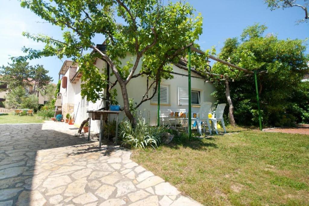 Sunny Grandma'S Garden Apartment Башка Экстерьер фото